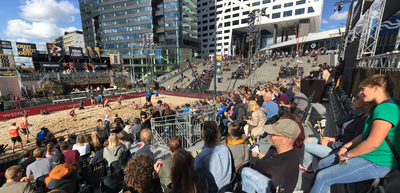 835140 Afbeelding van een spelmoment uit een King of the Court beachvolleybalwedstrijd tijdens het allereerste toernooi ...